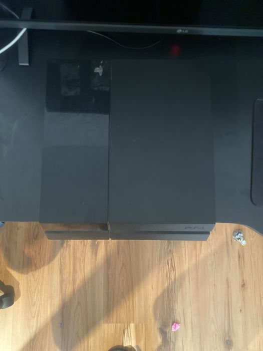Ps4 + maneta de vanzare. Urgent!