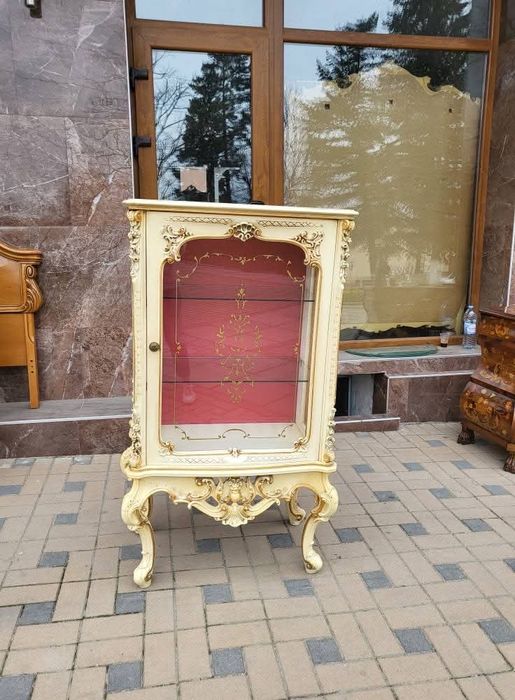 Прекрасна витрина марка Silik