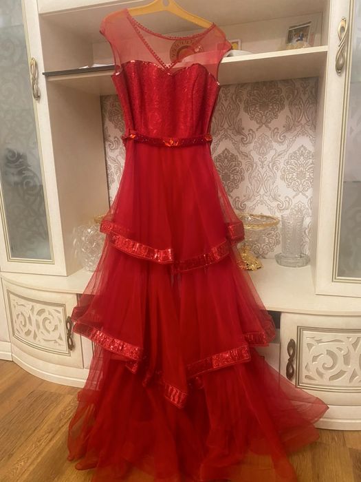 Продам платья вечерние 2 шт. Цена за каждую 50 тысячи. Размер 42+6.