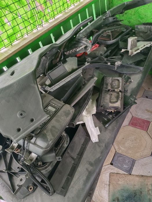 Продам запчасти на БМВ 728 е 38