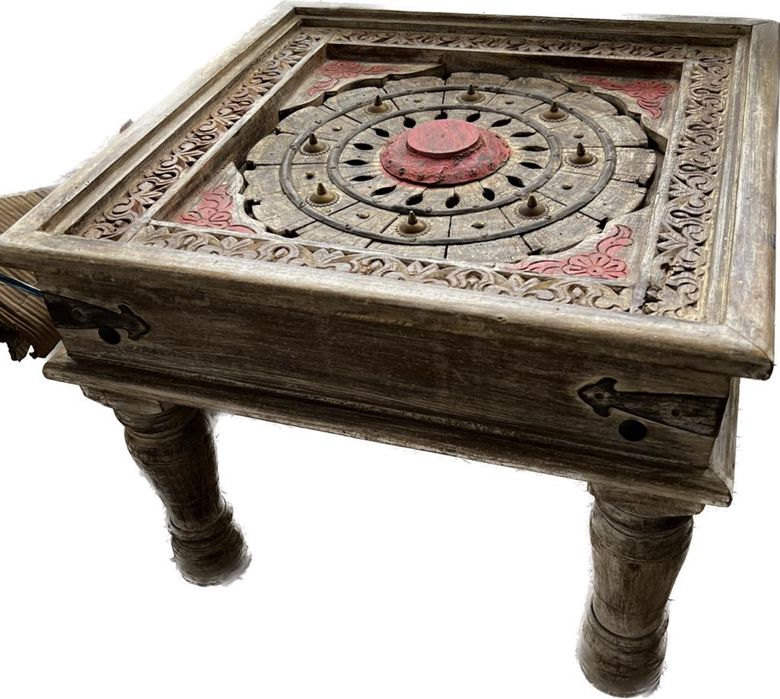 Masa decorativa sculptata manual