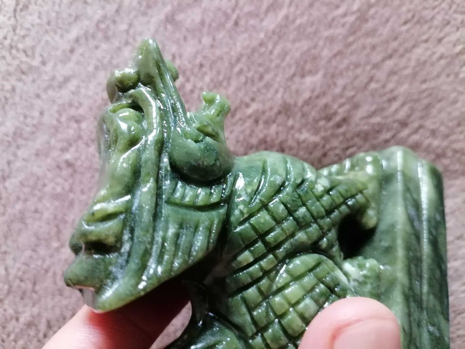 Vand dragon din jad sculptat manual