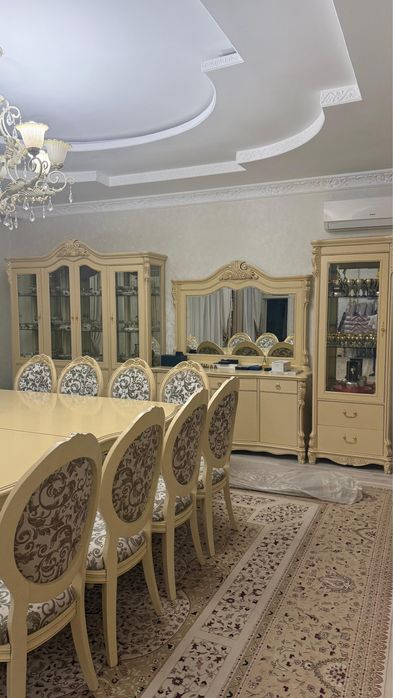 Продается гарнитур в гостиную и 2 ковра!