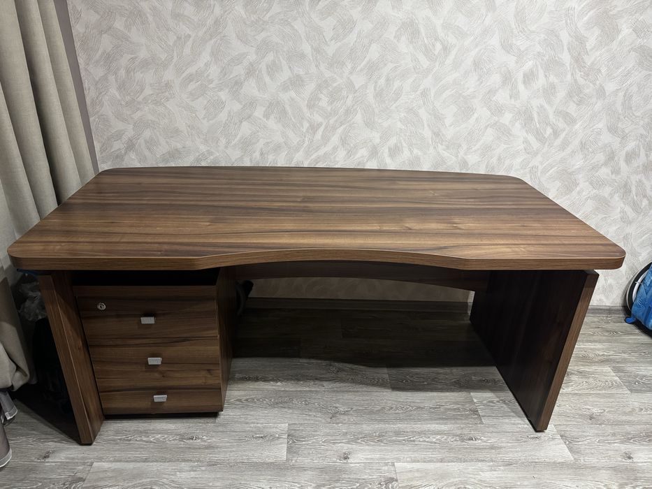 Стол офисный с тумбой