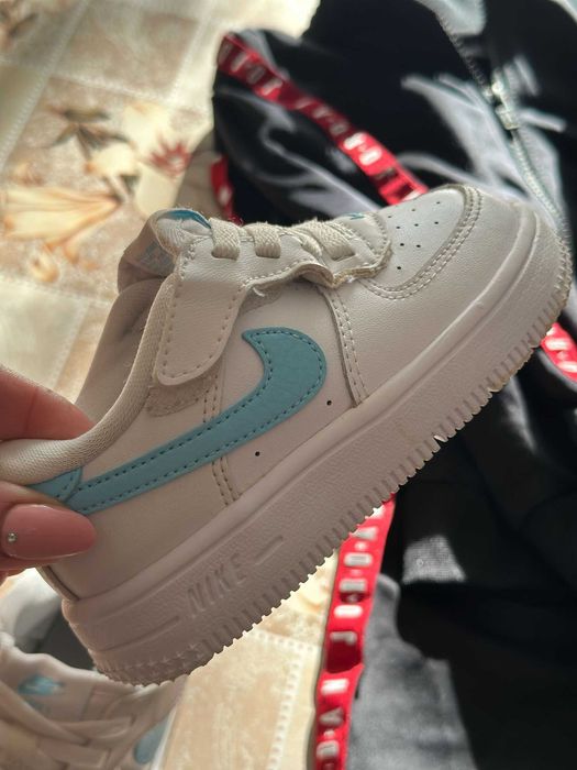 Adidași, ghete, sandale, foarte puțin folosite, ca și noi.!