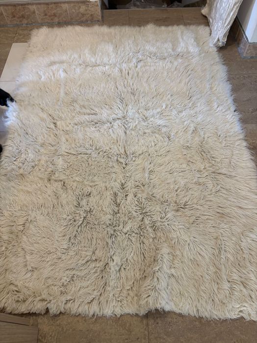 Бял пухкав килим от естествена овча кожа – отлично запазен.
