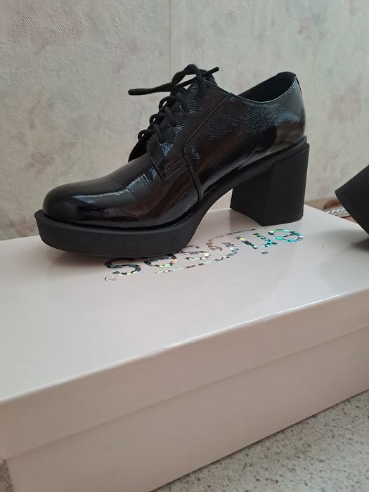 Лачени обувки естествен лак