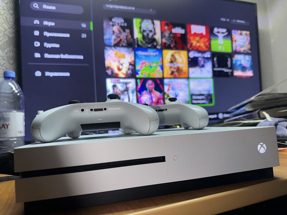 Xbox one S 16 игр 2 джойстика