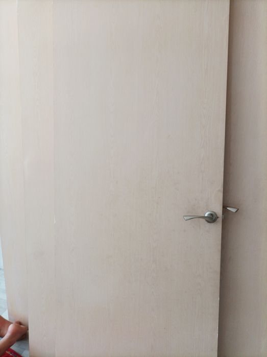 Есік 1еуі 9мың 6 есік бар