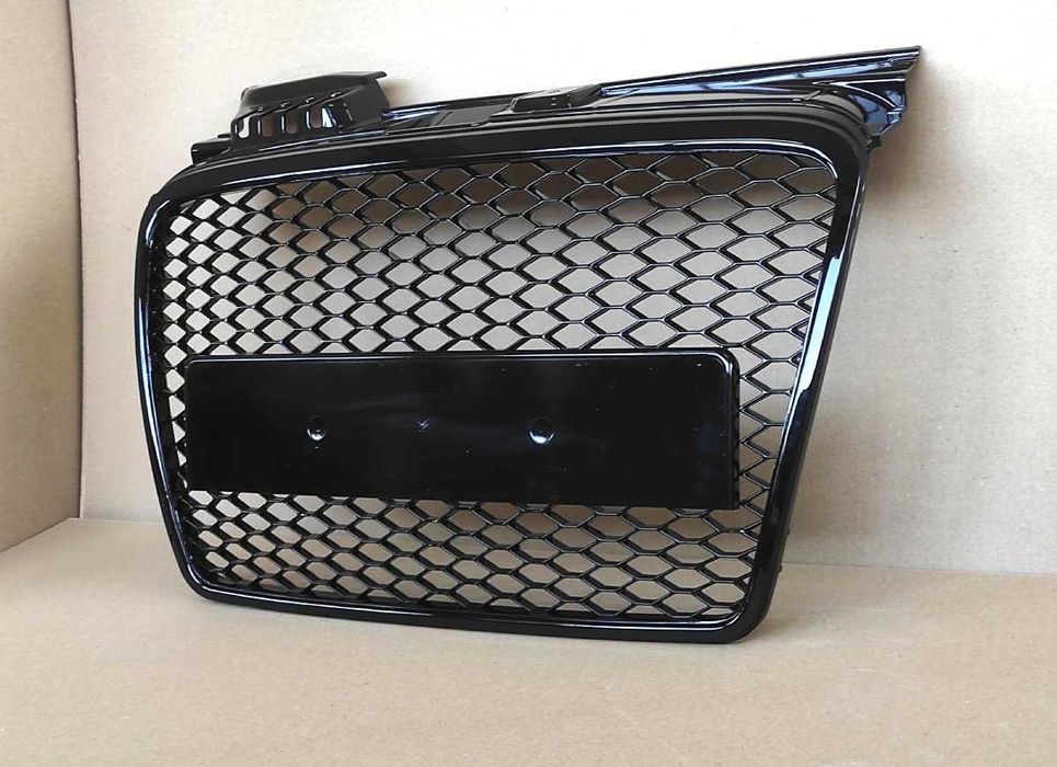 Решетката (маска) ЧЕРЕН ЛАК тип RS4 за Audi A4 B7 със стандартна броня