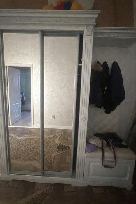 Продается шкаф с окной для прихожий