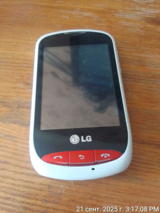 Телефон белого цвета LG - T310i0
