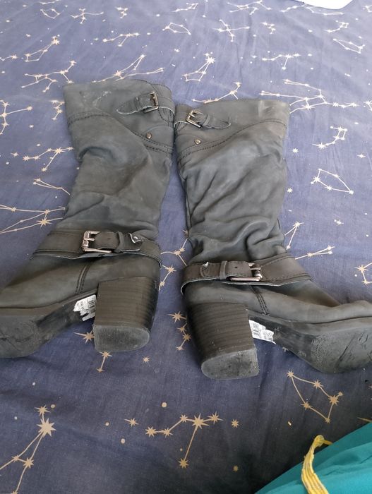 Продавам дамски ботуши от еко велур, цвят антрацит. Изключително удобни със стабилен ток. Дизайнът е с набран ефект и метални орнаменти.