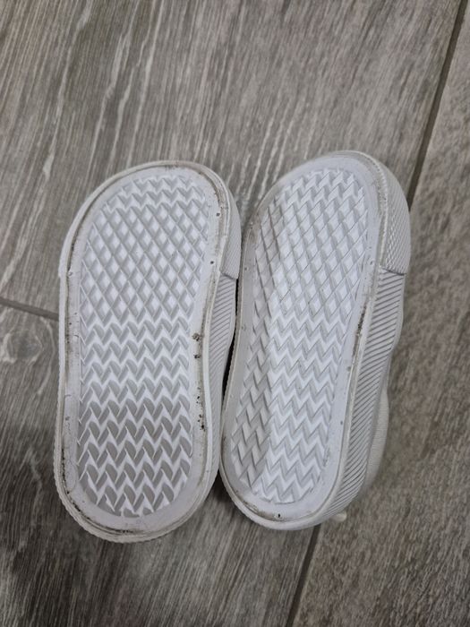 Vând teneși albi fetițe