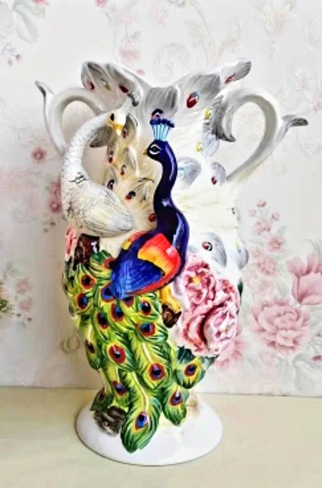 Ваза паун ръчно рисувана