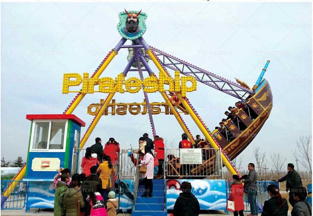 Atraksion piratiski karobli va skameykalar