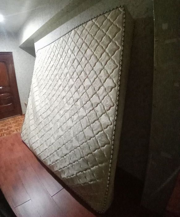 Матрас двухспальний чистый пользовано аккуратно