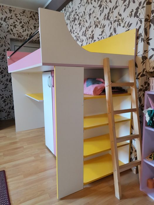 Двуетажно легло с бюро и гардероб