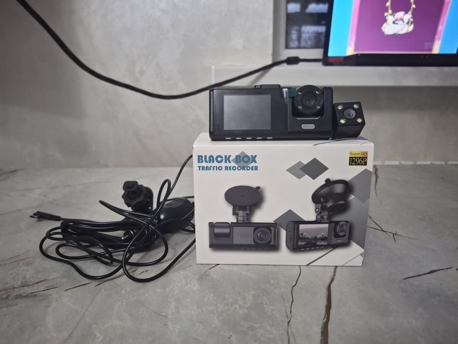 Видеорегистратор с тремя камерами