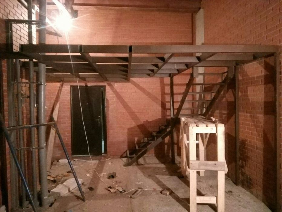 Подиум разделение домов и складов из металлоконструкций