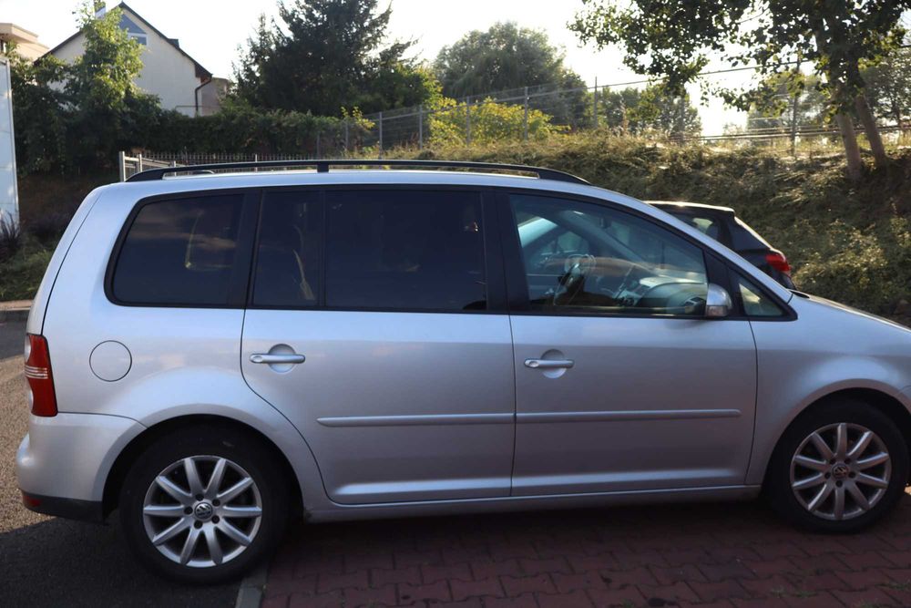 Vând Volkswagen Touran Blue Motion