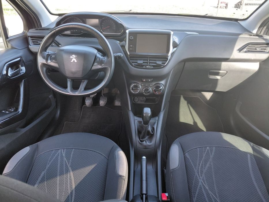 Peugeut 208 1,2 benzina an 2015 euro 5 Clima /Incalzire  scaune /Navigație/Jenti/