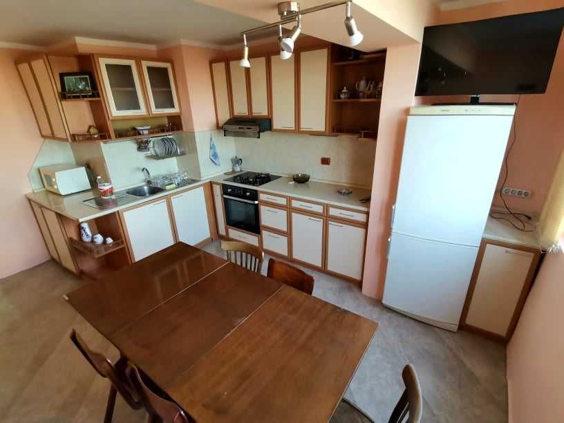 Дава се под наем Тристаен апартамент в Бургас, Изгрев - 85 кв.м за 306 € - Снимка #1