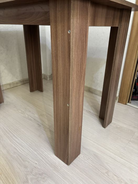 Кухонный стол + 4 табуретки в комлекте