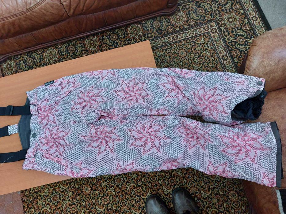 vând jacketă   si pantaloni ski pentru copii si nu numai...