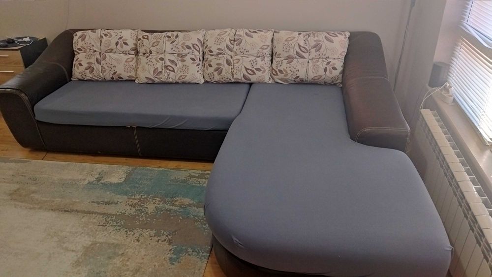 Ьглов диван с лежанка и функция за спане.