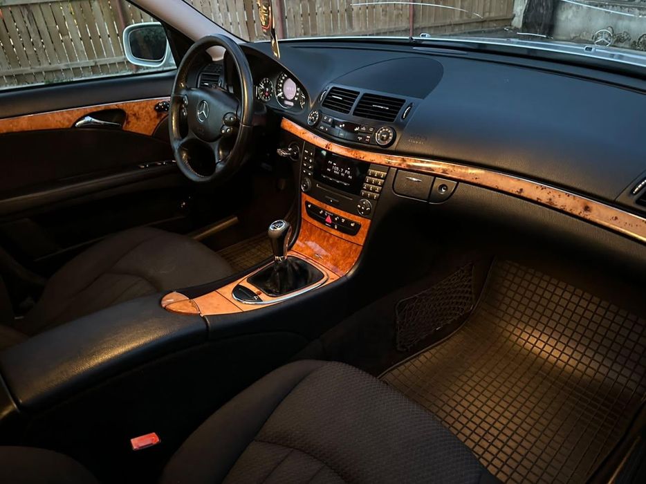 Mercedes E-class 2.2 diesel , facelfit *Trapă*Bi-xenon*Carte service*