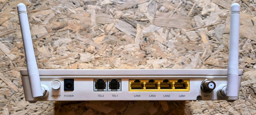 Vând router Huawei 1000 mbs HG8247H fara adaptor