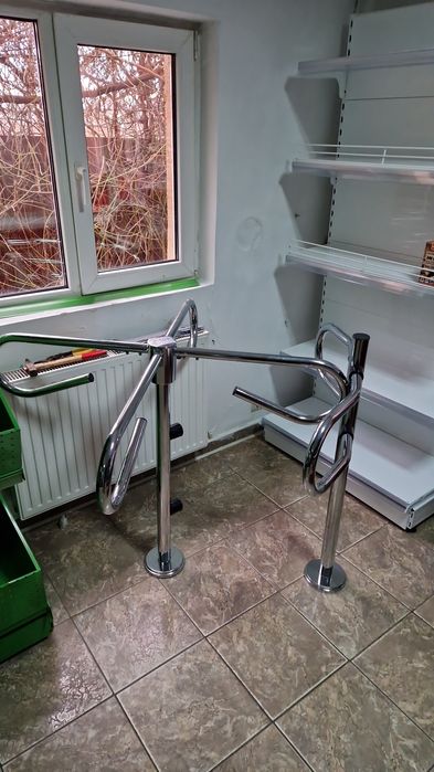 Poarta acces magazin si rafturi de magazin