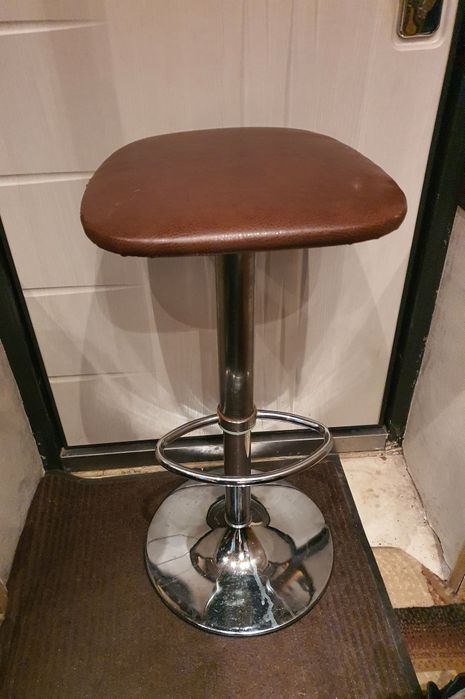 Стул барный и вешалка..