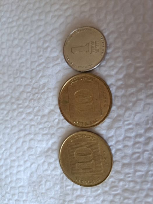 Продавам различни монети.