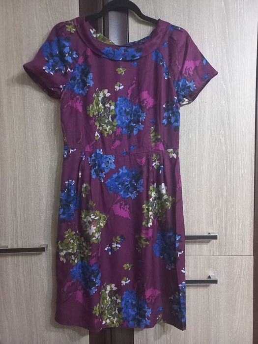 Rochie de zi , imprimeu deosebit, la gât are guler întors.