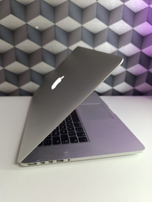 Laptop macbook pro Intel i7 ssd 512gb 16gb ram display 15.4 2k baterie bună