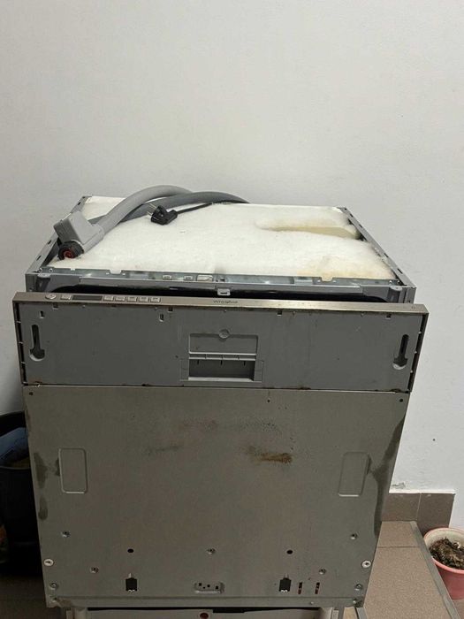 Vand masina de spalat vase Whirlpool utilizata, an fabricatie 2019 . Masina necesita schimbarea pompei de evacuare apa uzata
