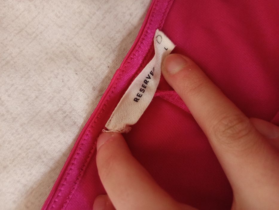 Vând rochie dama lungă roz cu o crăpătură in partea stângă .