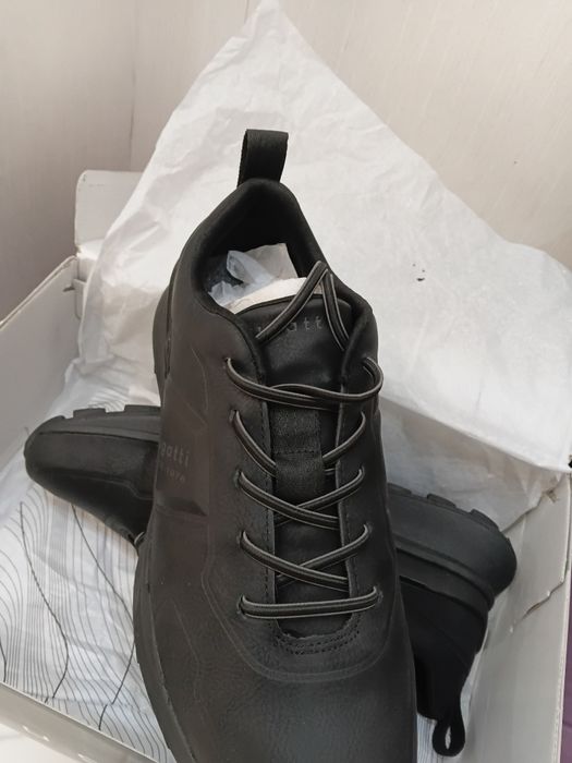 Продам новые кроссовки оригинал Bugatti 44 размер