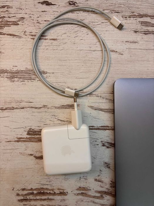 Macbook pro 13 inchi  M2 16 GB 256 B