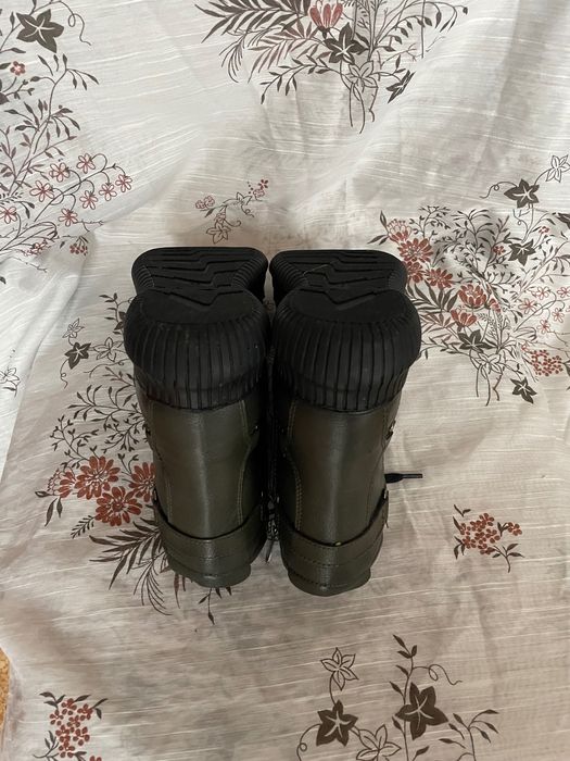 Маслинено зелени боти