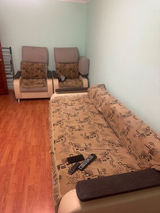 Диван вместе с креслом