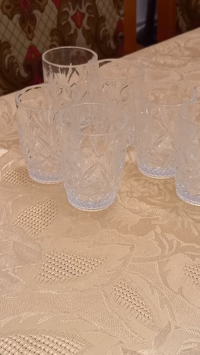 Vand set comolet de 6 pahare tarie cristal masiv,cu model bogat,deosebite