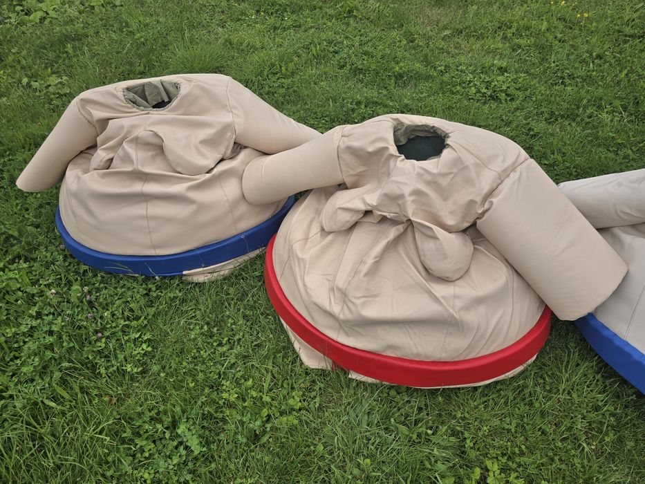 Costume sumo cu saltea