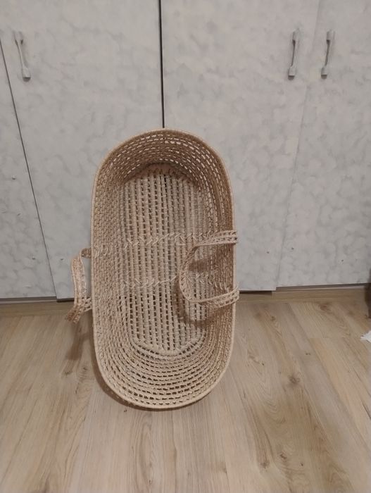 плетен бебешки кош