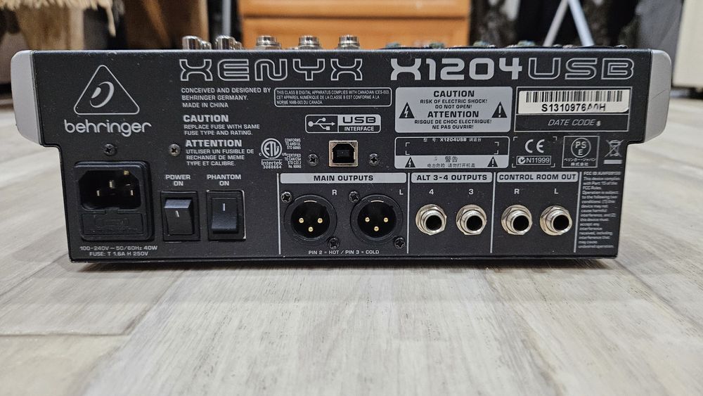 Микшерный пульт BEHRINGER Xenyx X1204USB
