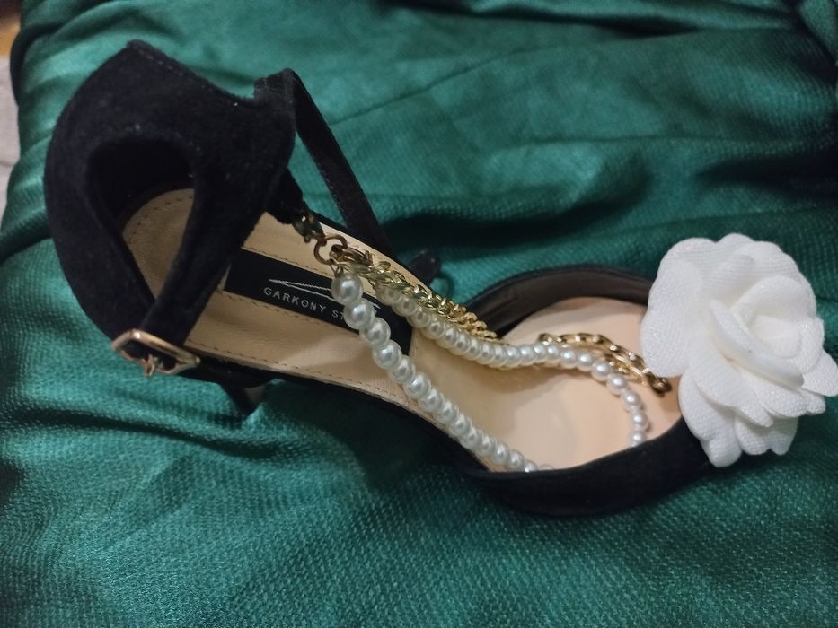 Sandale noi de ocazie, elegante , cu floare decorativa și cu lanțuri detașabile.