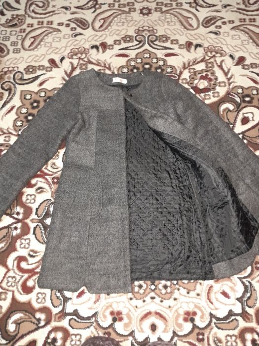 Seriy palto fabrichniy