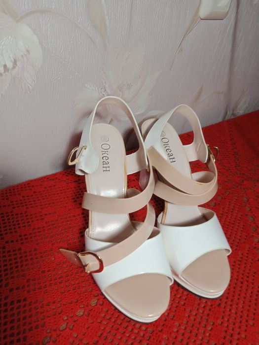 Продам женские босоножки.